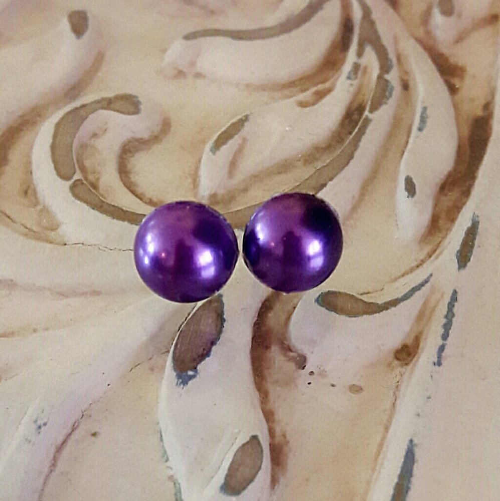 Purple pearl stud earrings