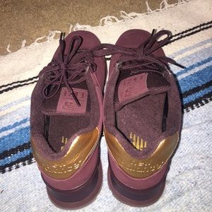 New Balance tennis shoes