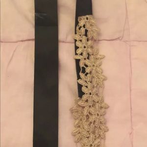 1 black choker,1 tan headband