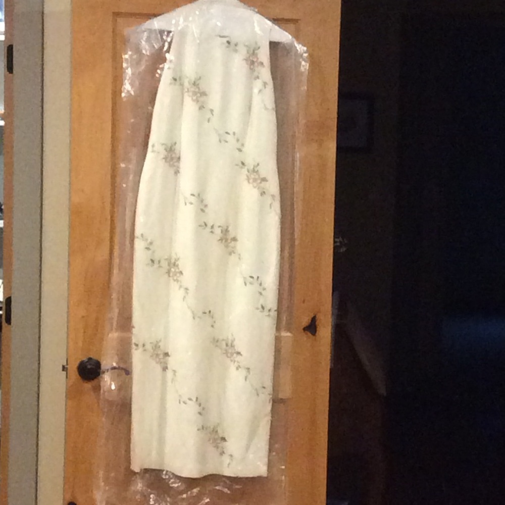 Beautiful Donna Morgan summer sheath dress