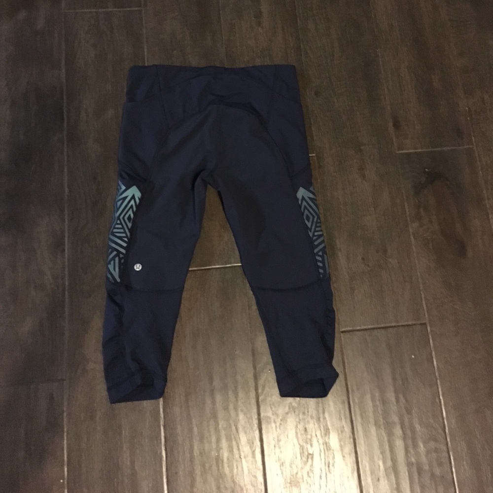 Lululemon size 6 navy blue with chevron Capri