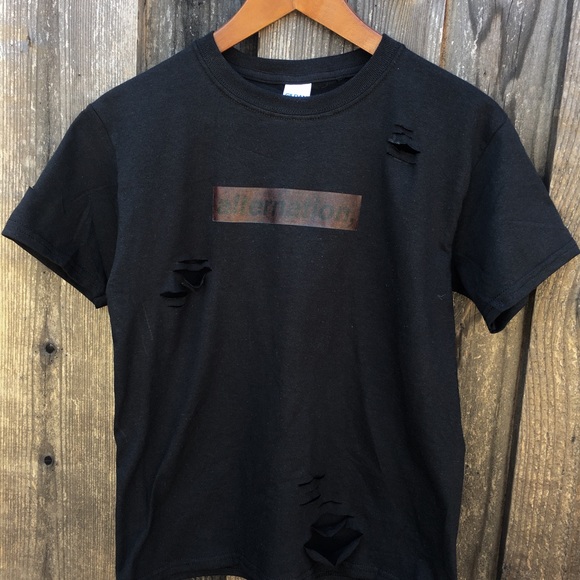 UNISEX Alternation Distressed Tee - Picture 2 of 4