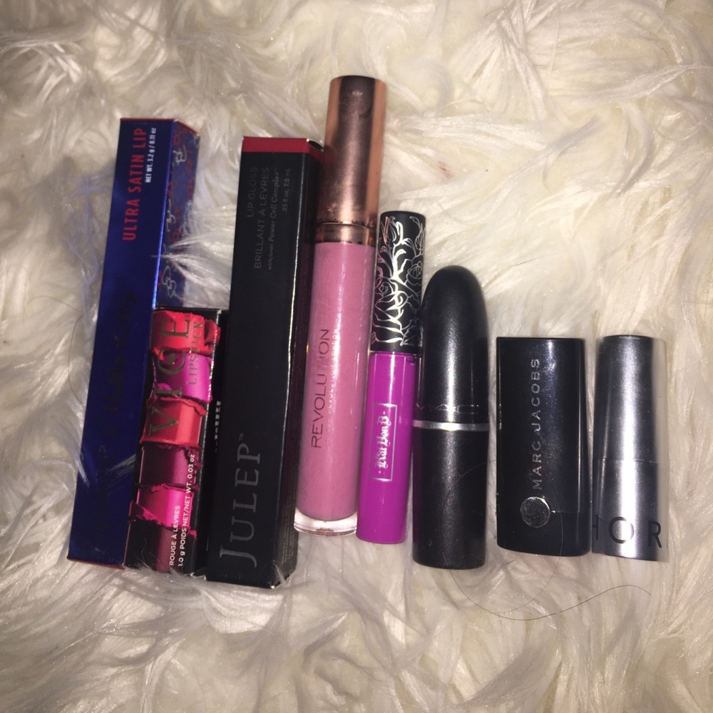 Bundle of 8 lipsticks
