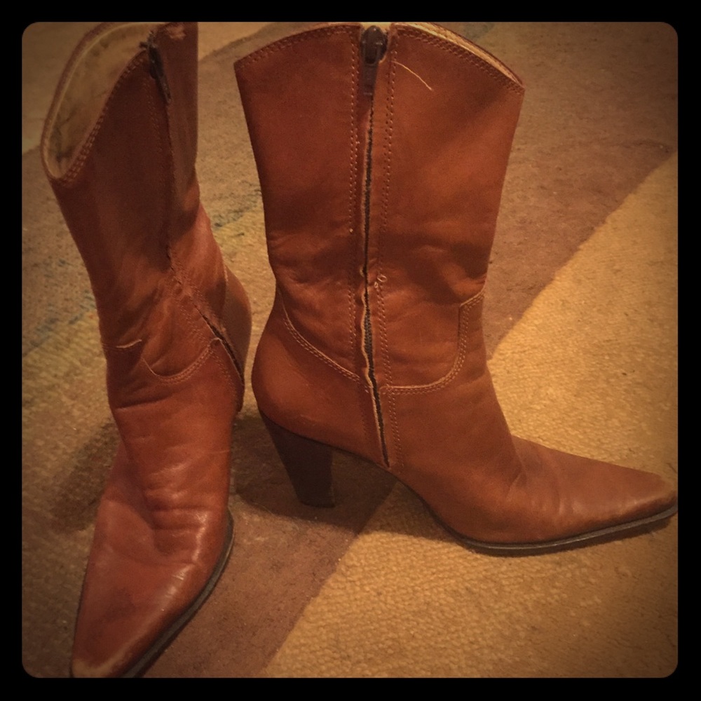 Short brown boots with pointed toe