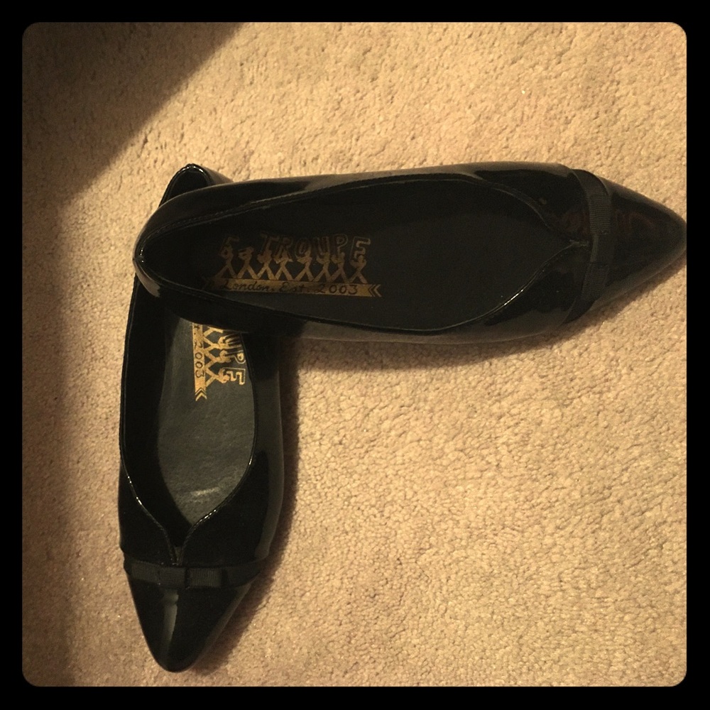 Troupe patent black flats
