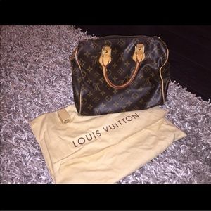 SM Louis Vuitton authentic speedy bag w/dust bag