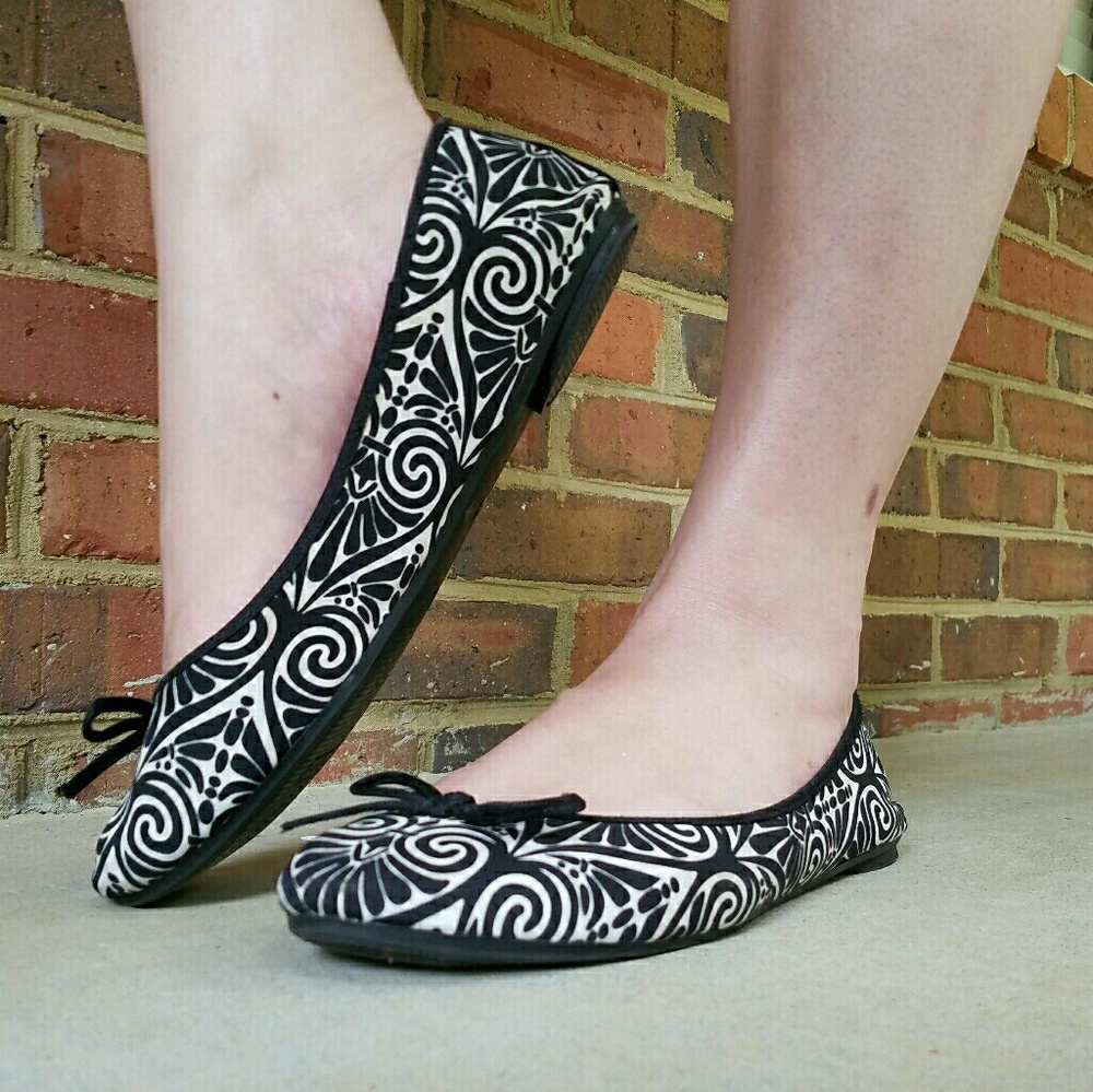 Kelly&Katie Black and white patterned ballet flats