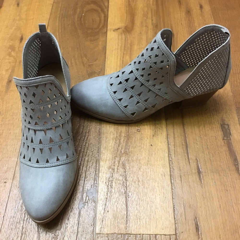 BNWOT grey cutout Qupid ankle booties