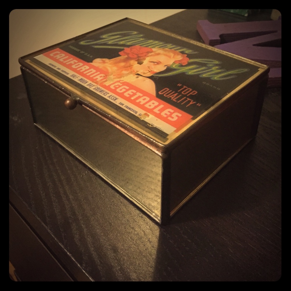 Vintage jewelry/tchotchkes box