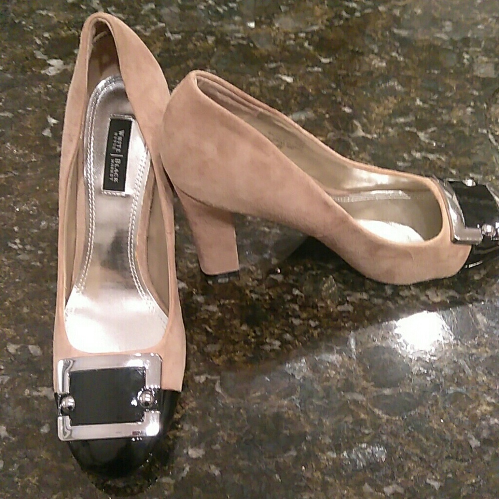 Black and White Pump - Picture 2 of 4