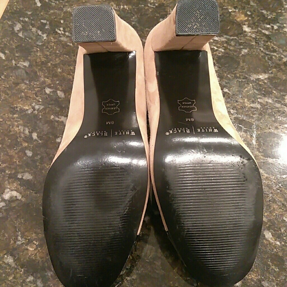 Black and White Pump - Picture 3 of 4