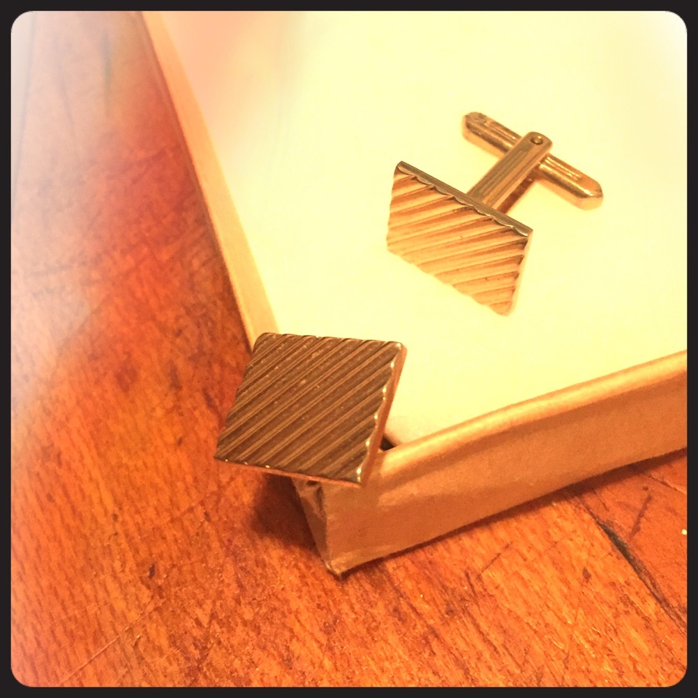 Men's gold cuff links
