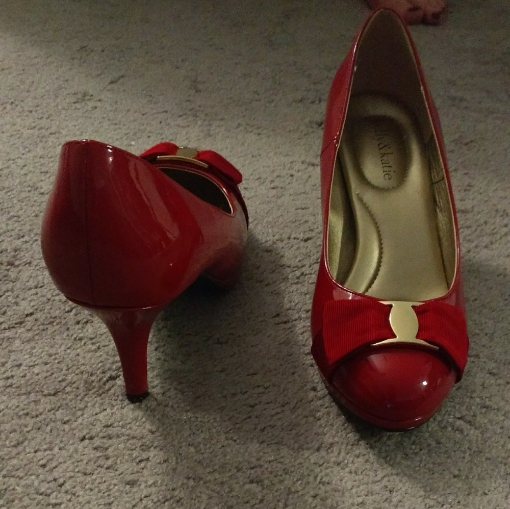 NWOT Kelly & Katie Red Patent Leather Bow Pumps - Picture 1 of 5