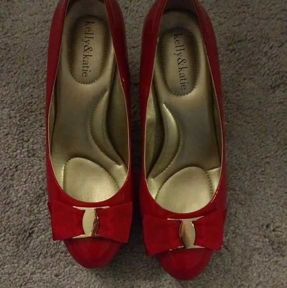 NWOT Kelly & Katie Red Patent Leather Bow Pumps - Picture 2 of 5