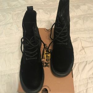 Dr Martens Page Velvet Black