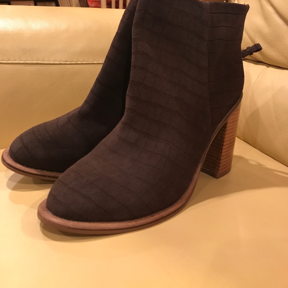 Heeled brown suede booties