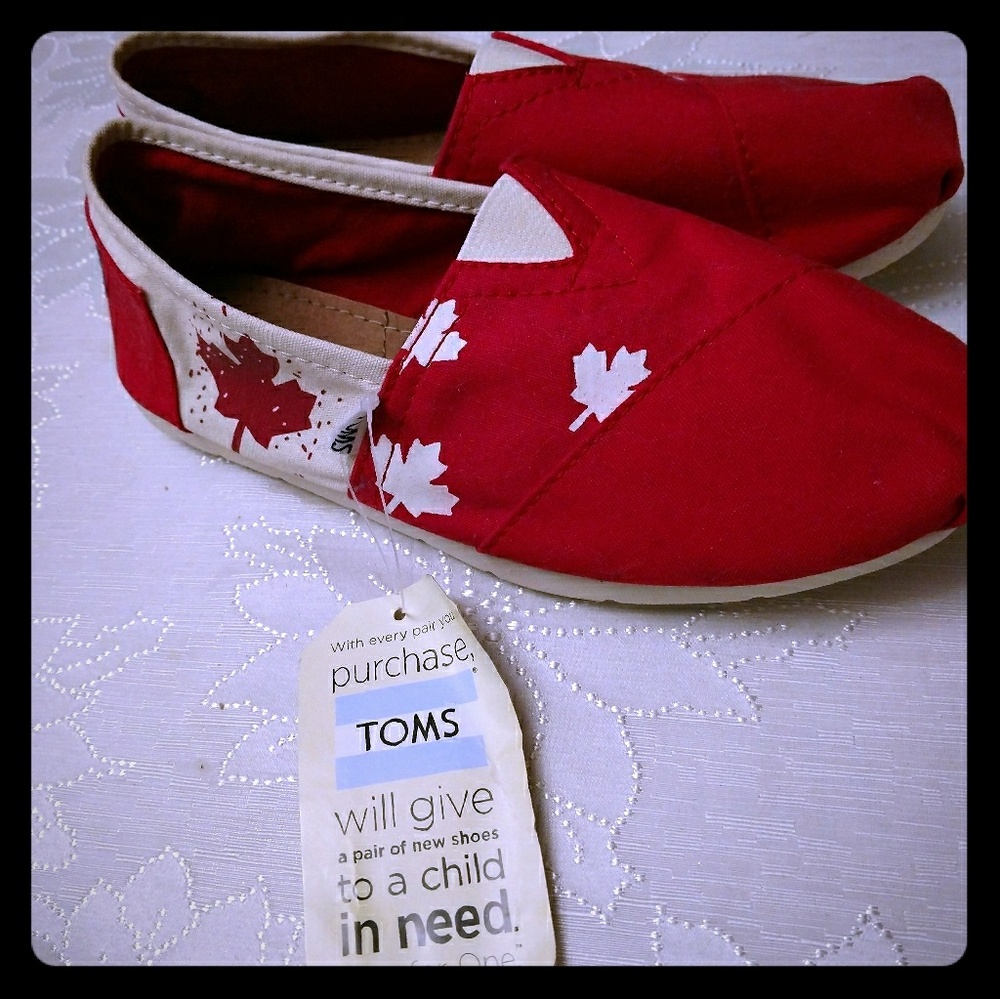 Toms Red Maple Leaf Canada Shoes NEW WITH TAGS