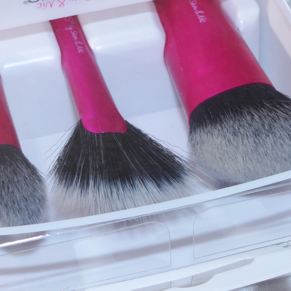 Real Techniques by Sam & Nic Sculpting Brush Set - Picture 3 of 4