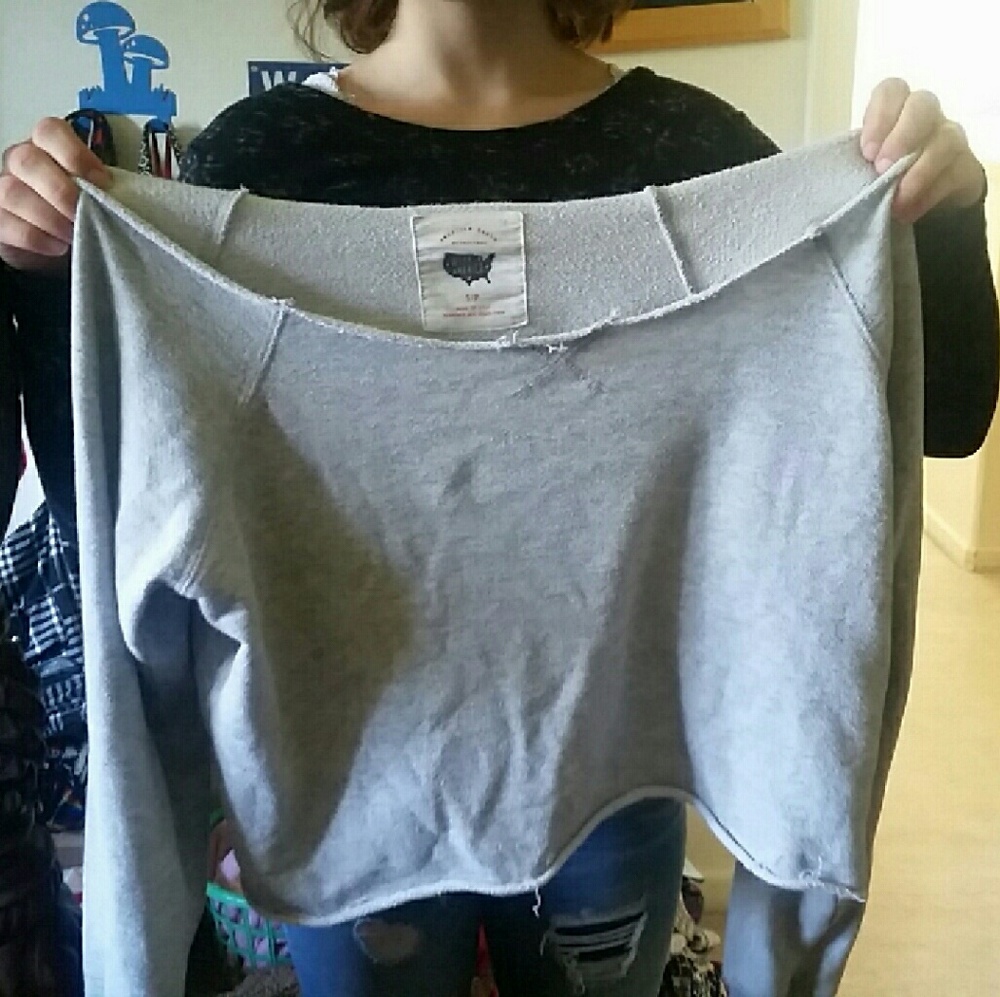 OFF THE SHOULDER AMERICAN EAGLE CROP