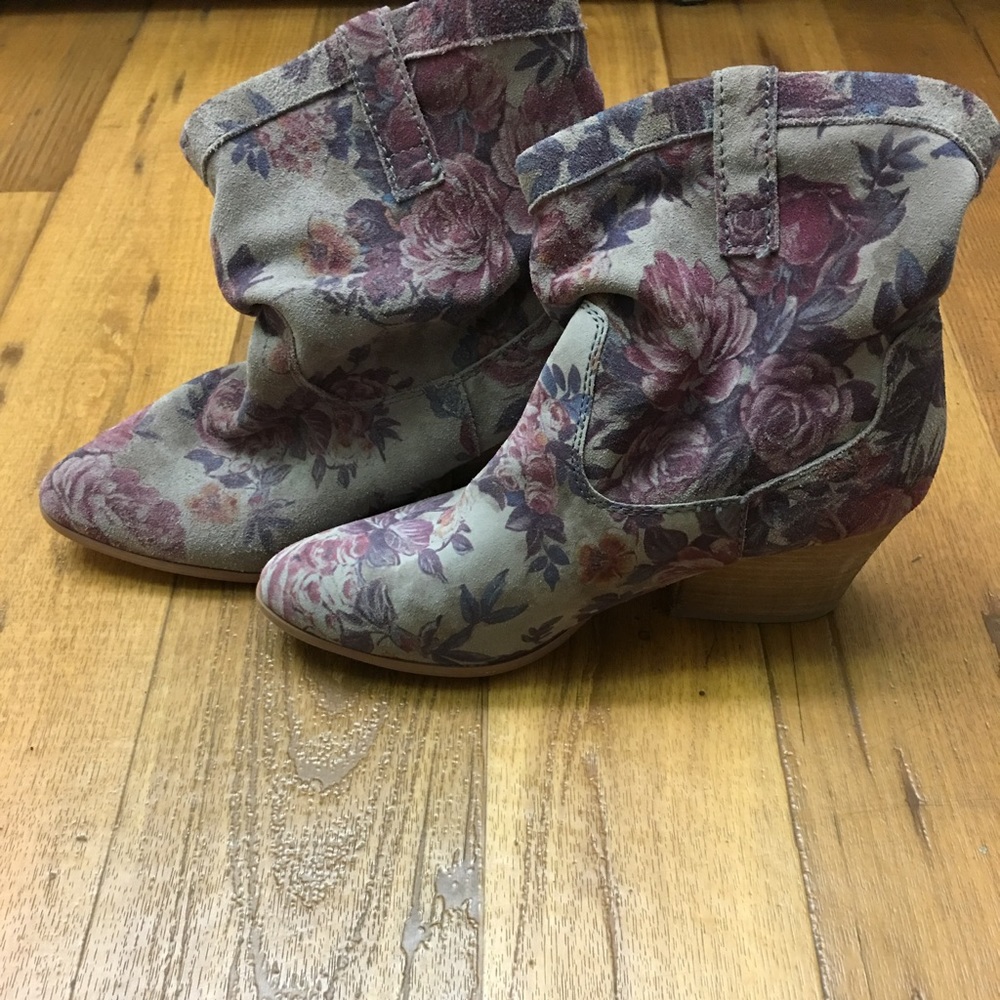AMAZING floral slouchy cowboy style booties