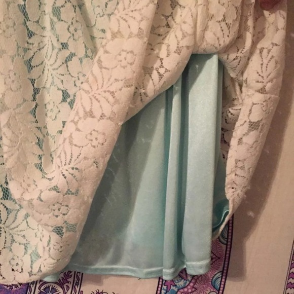 Short White and Mint Lace Dress - Picture 2 of 4