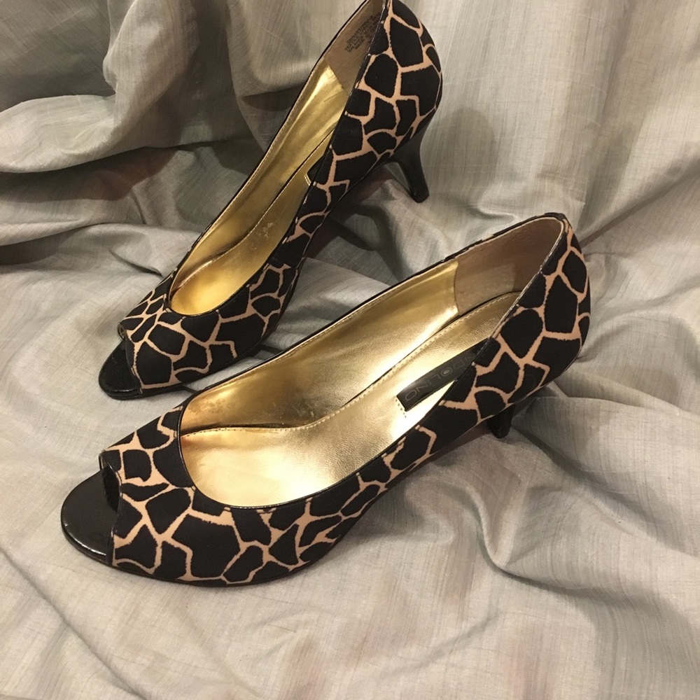 Giraffe peep-toe pumps
