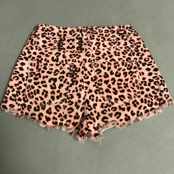 Ladies high waisted cheetah print shorts - Picture 2 of 3