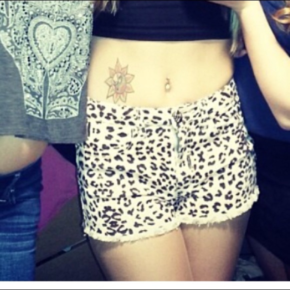 Ladies high waisted cheetah print shorts - Picture 3 of 3