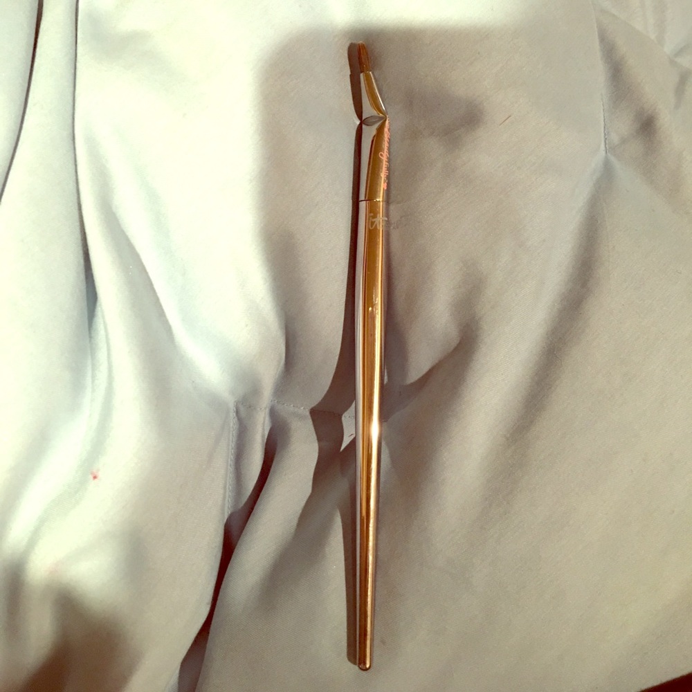 IT cosmetics angled eyeliner brush