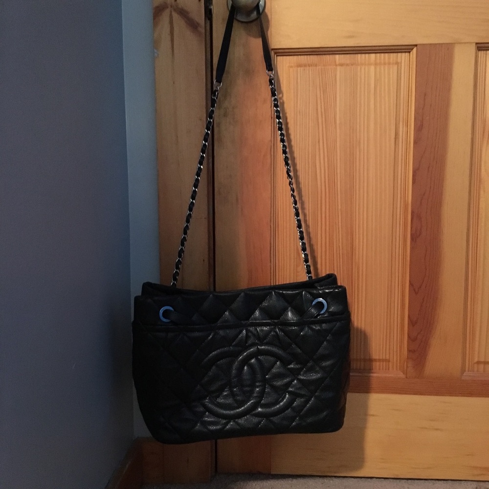Black MEDUIM Chanel bag