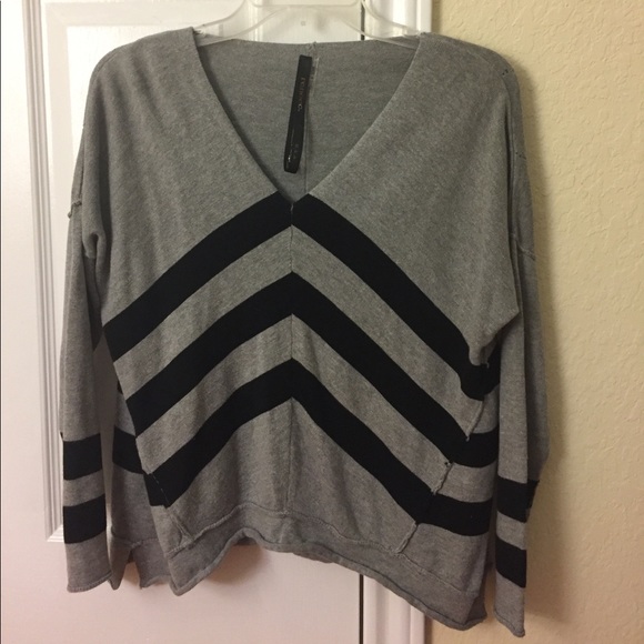 A black and grey light sweater - Picture 1 of 2
