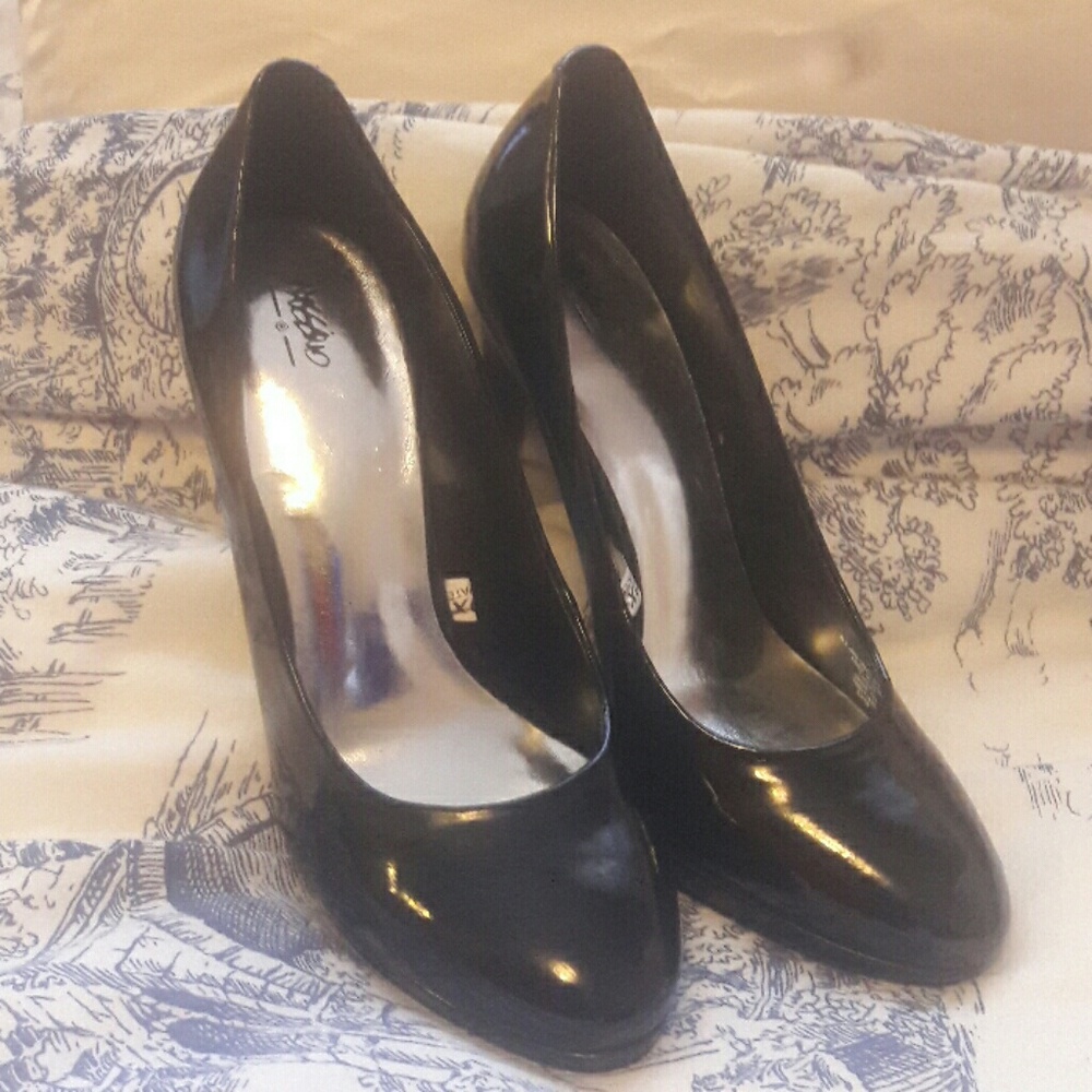 Black stelatoes. Very classy for work