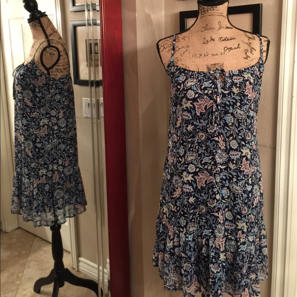 Cute and super sassy summer dress w/bottom ruffle
