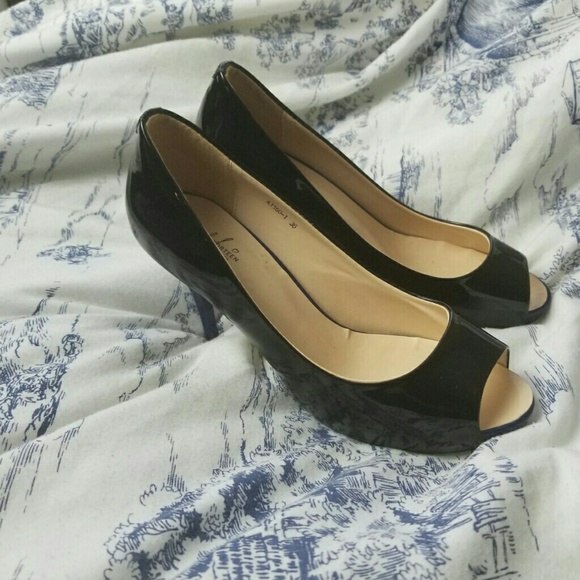 Shoe - Picture 3 of 4