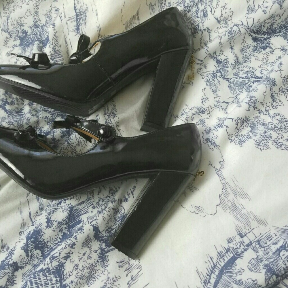 Black heels very classy and comfortable.