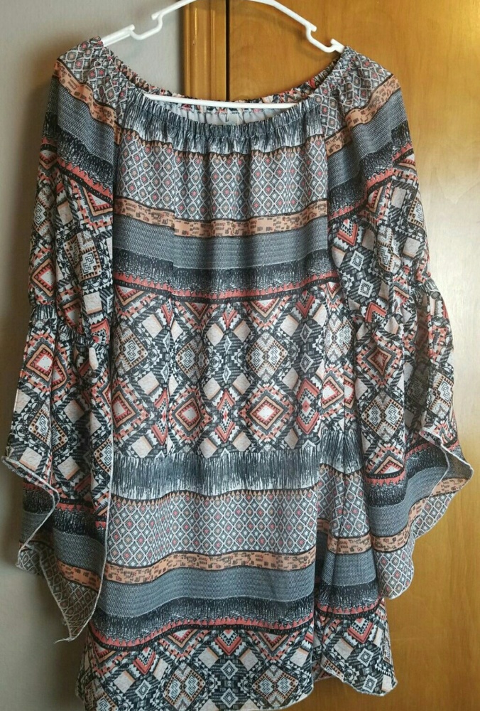 Multicolored dress. Lower shoulder