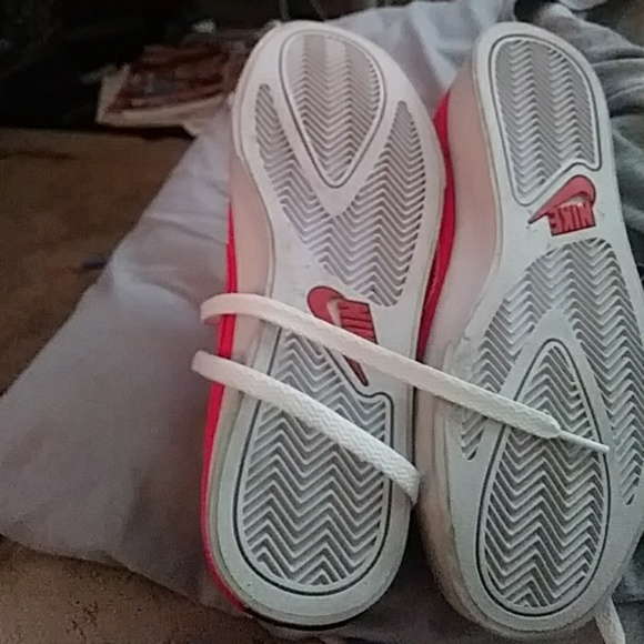 Nike tennis shoes - Picture 2 of 4