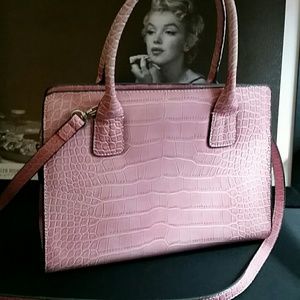 Cute pink Tommy Hilfiger purse.
