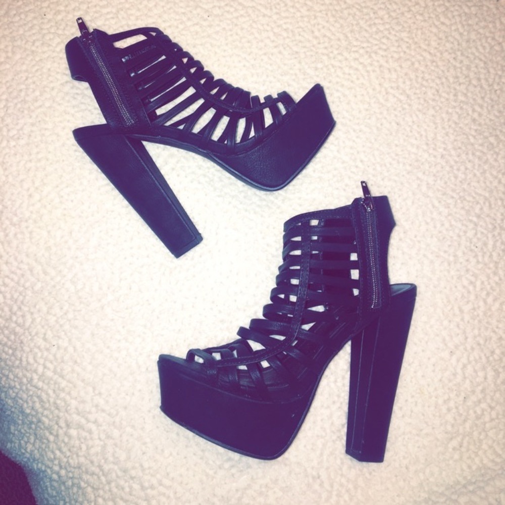 BLACK STRAPPY HEELS ONLY WORN ONCE !❤️