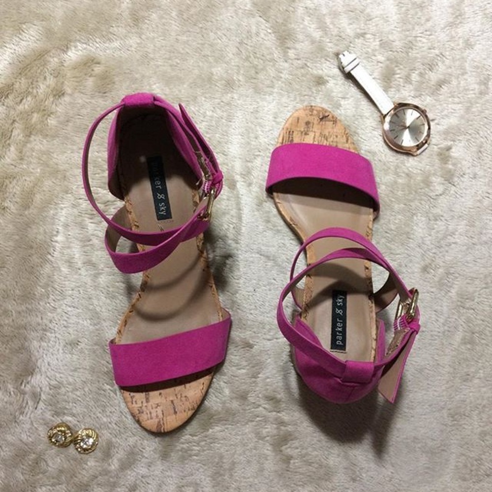 Crossed, open-toe chunky heels