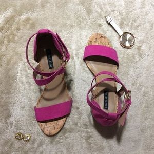 Crossed, open-toe chunky heels