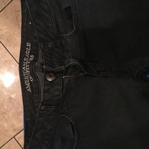 AMERICAN EAGLE BLACK RIPPED AT KNEE JEANS!!