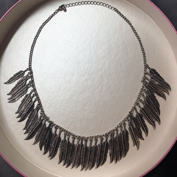 HOLLISTER FEATHER NECKLACE - Picture 1 of 3