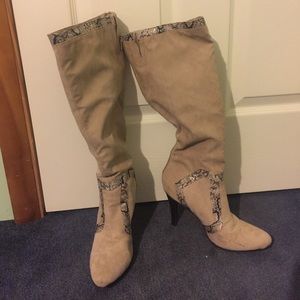 Knee length night heel boots