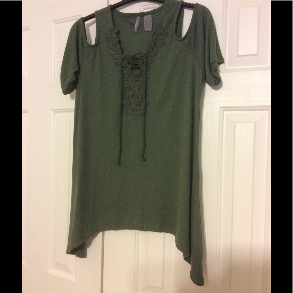 New Directions Weekend Cold Shoulder Top. NWOT