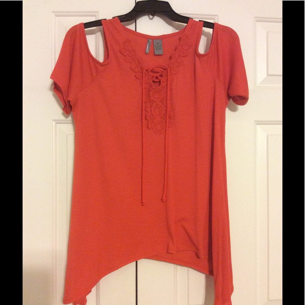 New Directions Weekend Cold Shoulder Top. NWOT