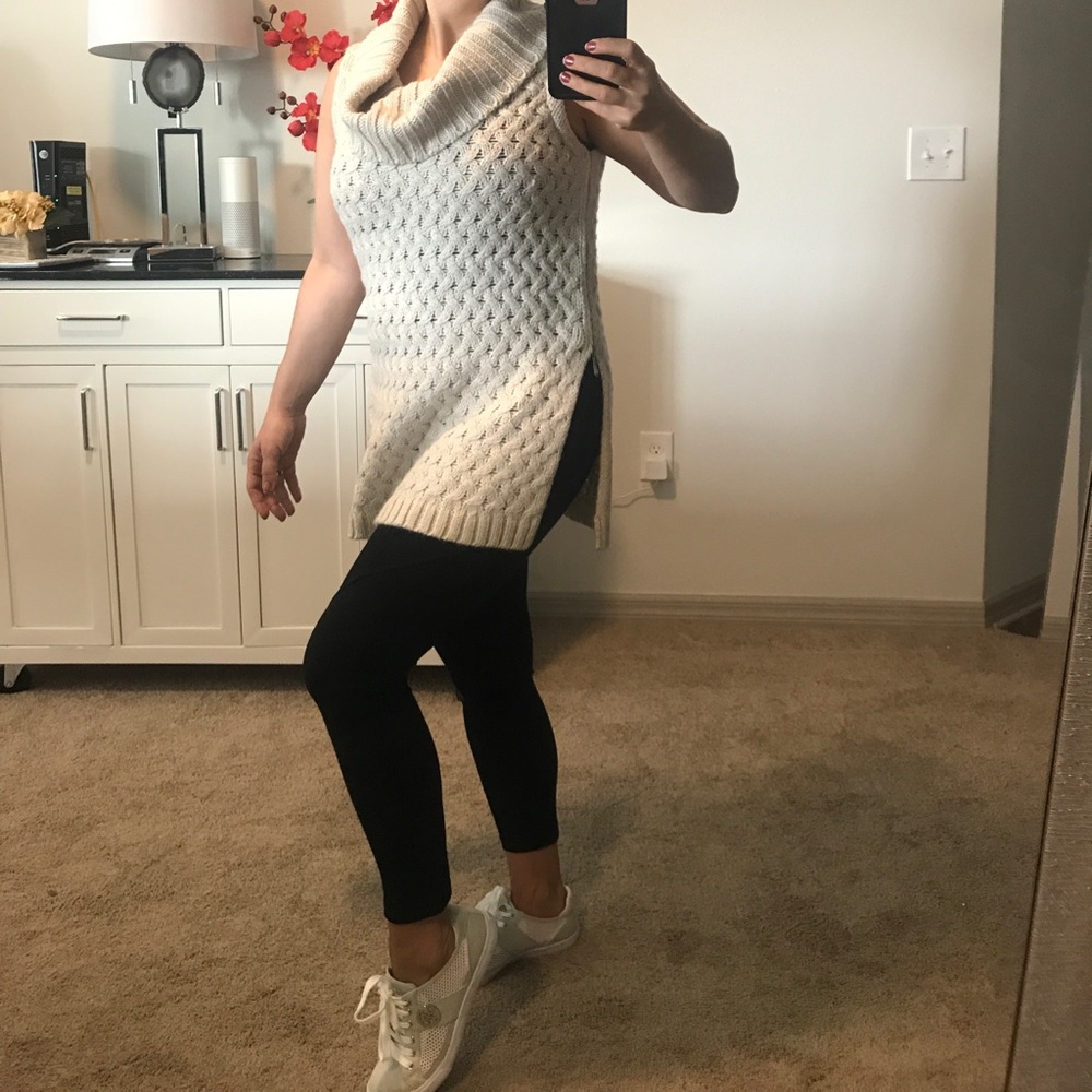 Gorgeous sleeveless sweater size M