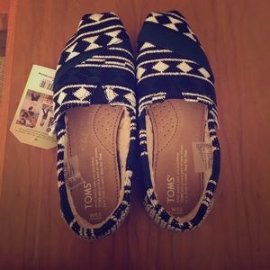 Patterned toms shoes with lining