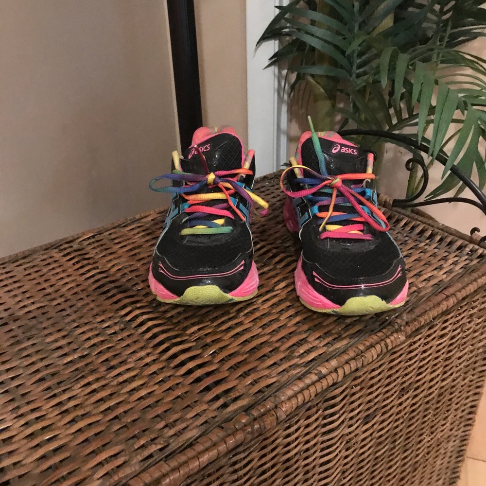 Black sneakers w/multicolored laces