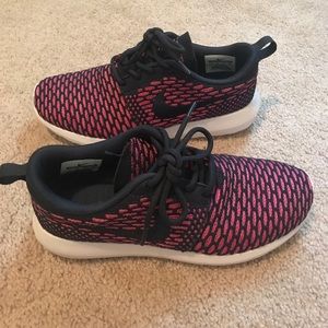 Brand new women's  Nike roshe run sneakers. Size 7